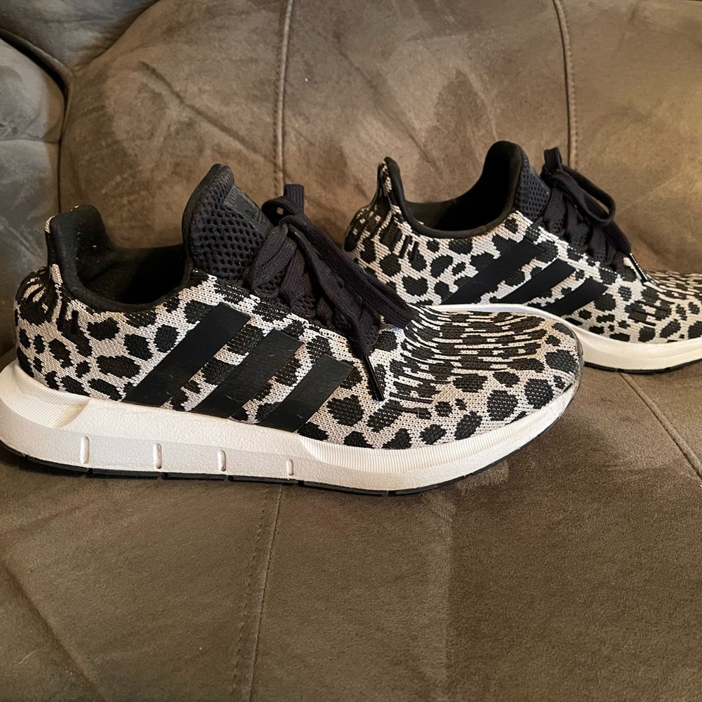 Women’s tennis shoes